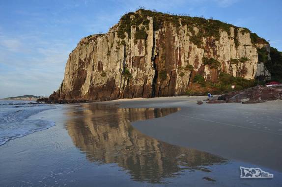 Bem cedo, a praia da Guarita ainda está vazia, em Torres, litoral norte do Rio Grande do Sul